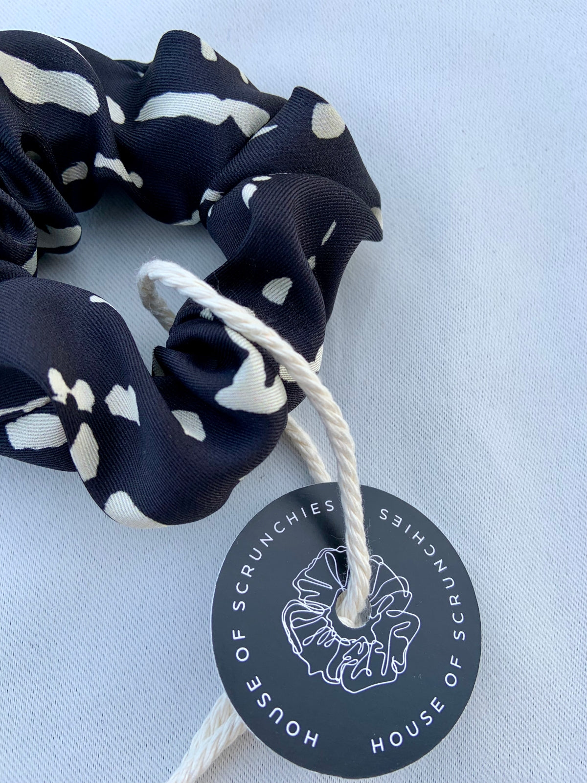 Scrunchie - Schwarz/ Weiß Punkte