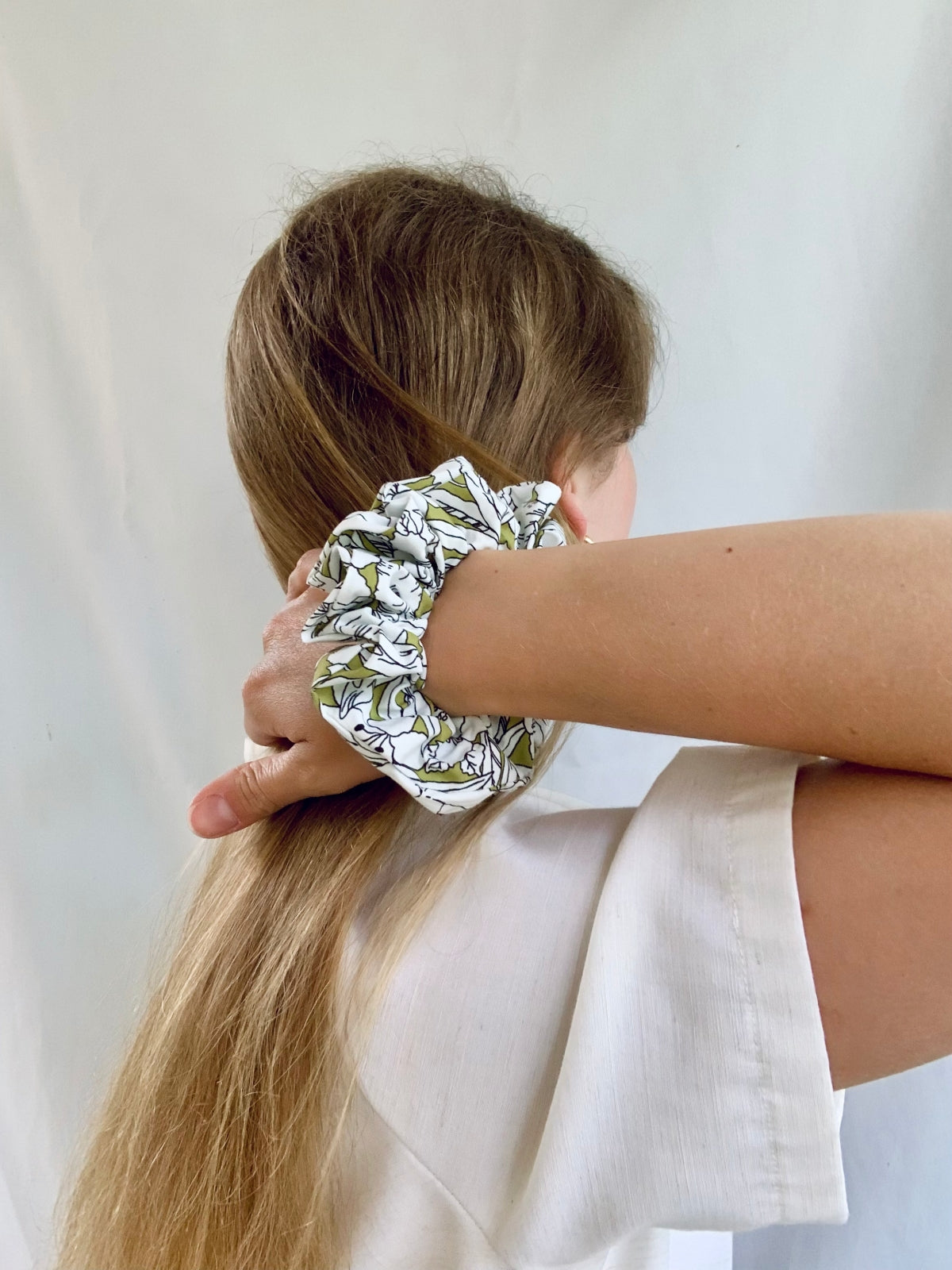 Scrunchie - Green/White Flowers