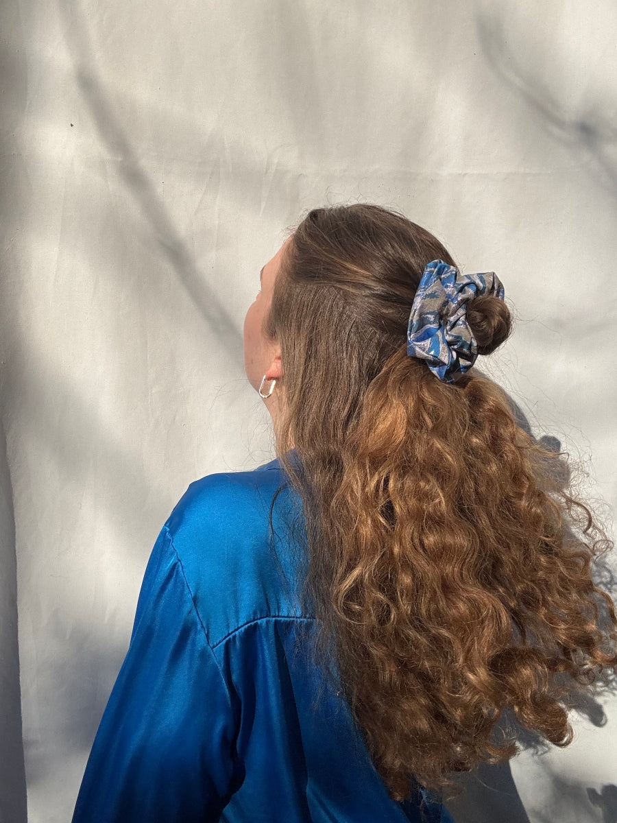 Scrunchie - Shiny Blau-Rosa Abstrakt