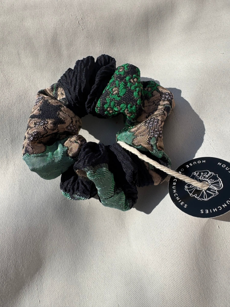 Scrunchie - Schwarz-Grüne Blumen