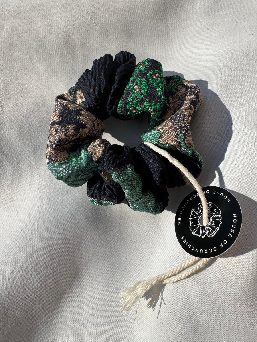 Scrunchie - Schwarz-Grüne Blumen
