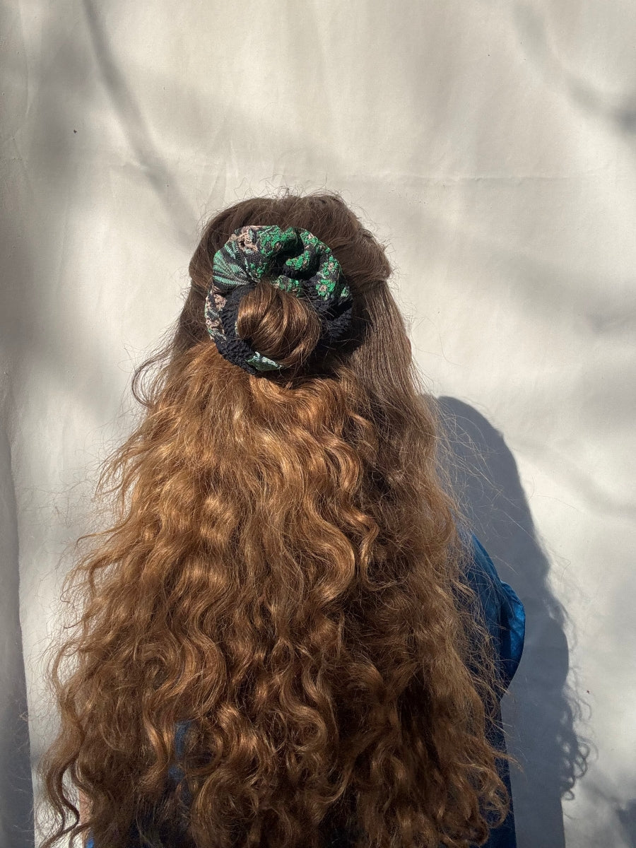 Scrunchie - Schwarz-Grüne Blumen