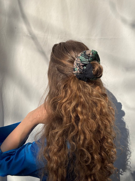 Scrunchie - Schwarz-Grüne Blumen