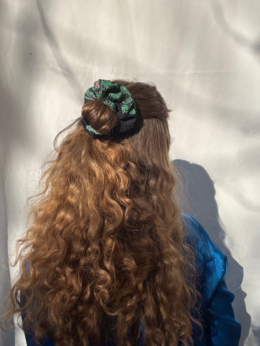 Scrunchie - Schwarz-Grüne Blumen