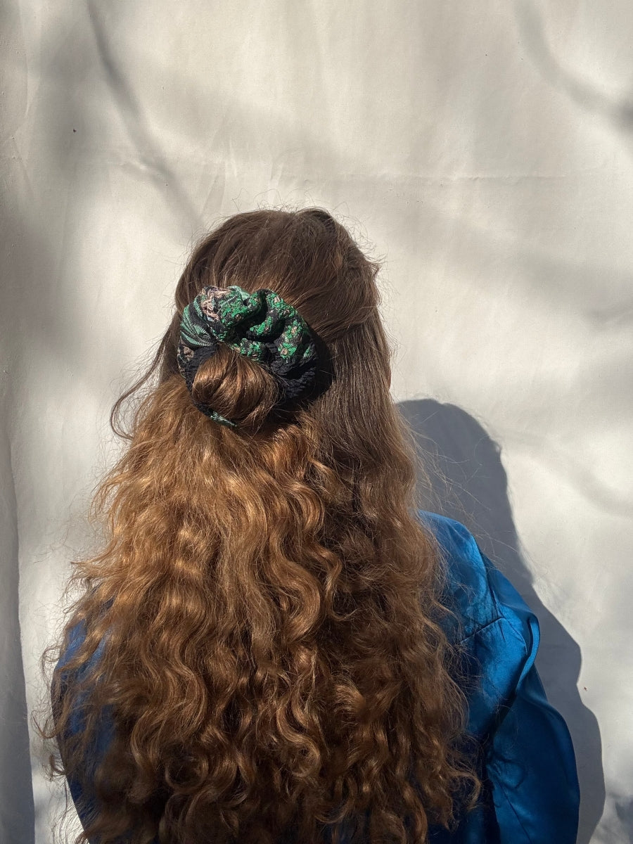 Scrunchie - Schwarz-Grüne Blumen