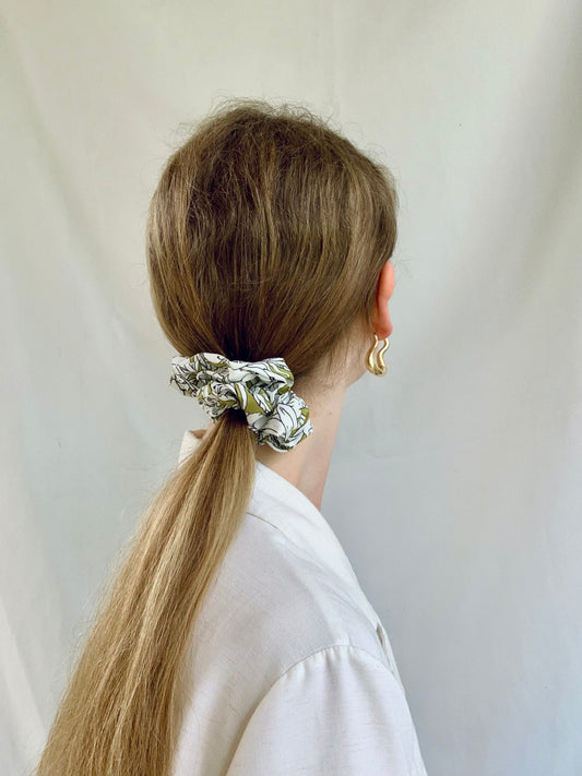 Scrunchie - Green/White Flowers