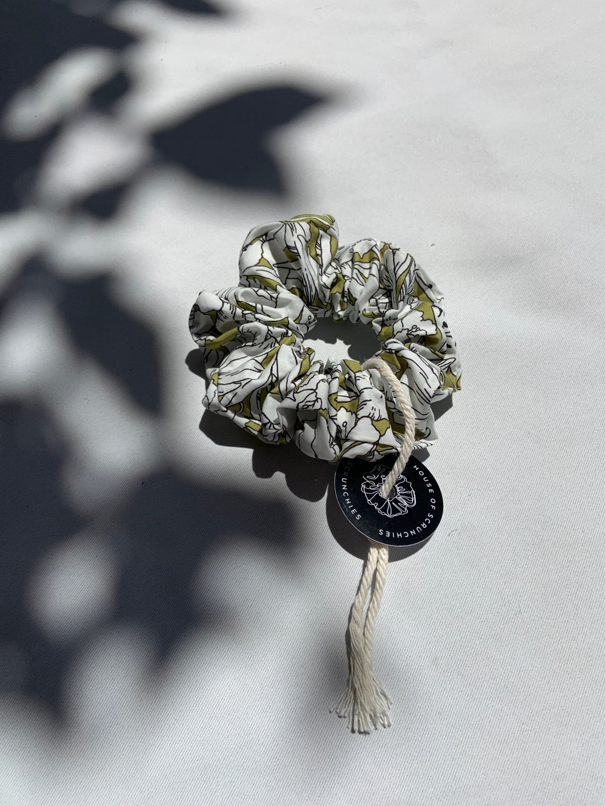 Scrunchie - Green/White Flowers